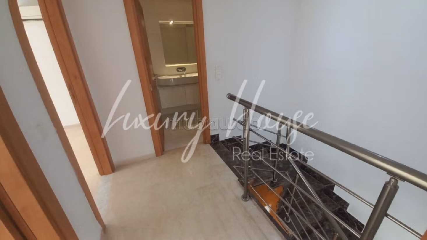 Rent an apartment. Large area 260 m². Parking spaces. 