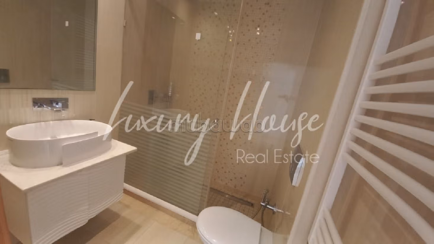 Rent an apartment. Large area 260 m². Parking spaces. 