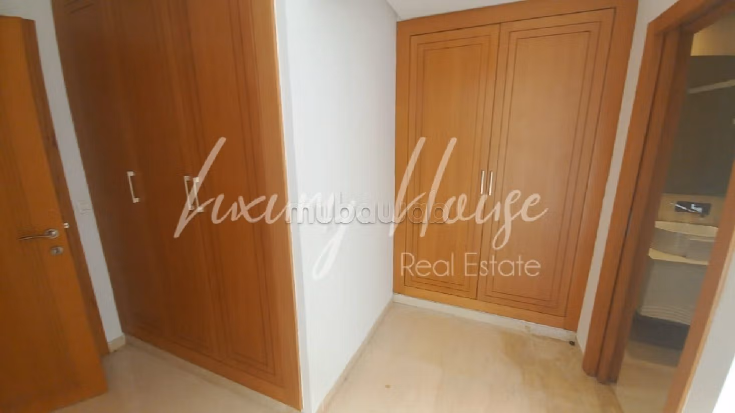 Rent an apartment. Large area 260 m². Parking spaces. 