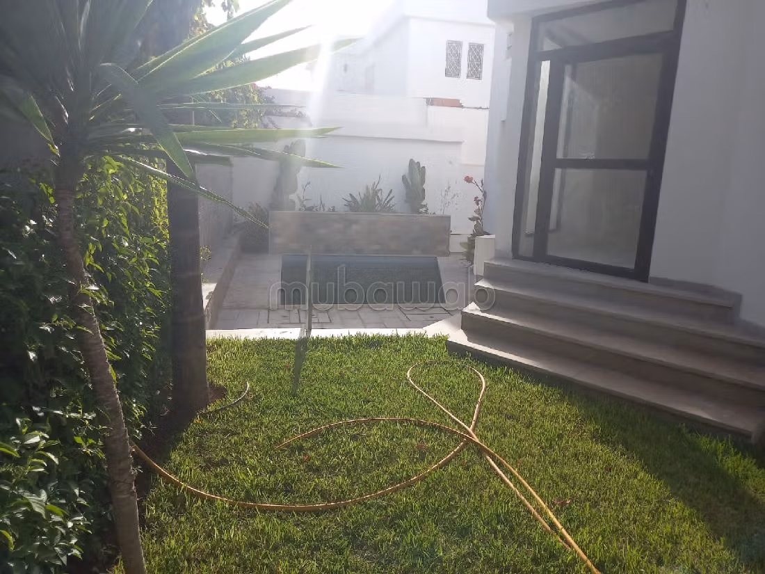 Splendide villa à vendre à Bir Rami Ouest. Superficie 640 m². Cheminée et concierge