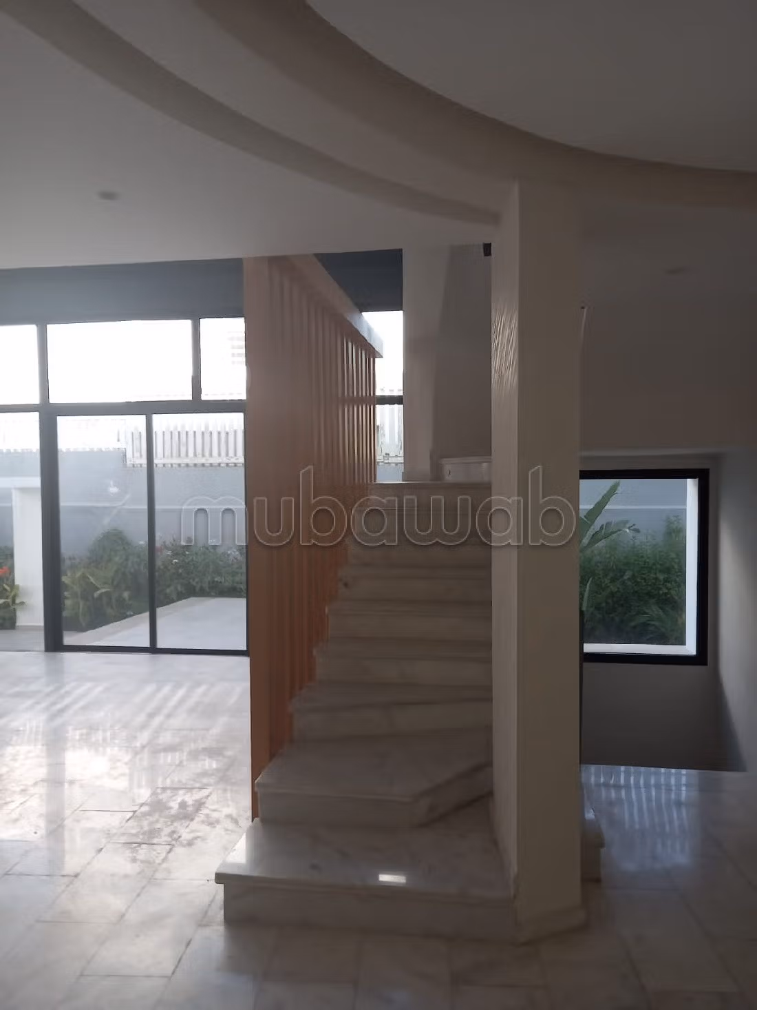 Splendide villa à vendre à Bir Rami Ouest. Superficie 640 m². Cheminée et concierge