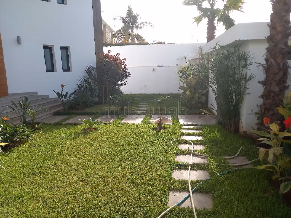 Splendide villa à vendre à Bir Rami Ouest. Superficie 640 m². Cheminée et concierge