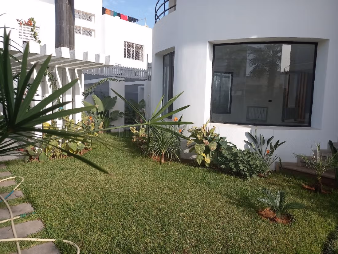 Splendide villa à vendre à Bir Rami Ouest. Superficie 640 m². Cheminée et concierge