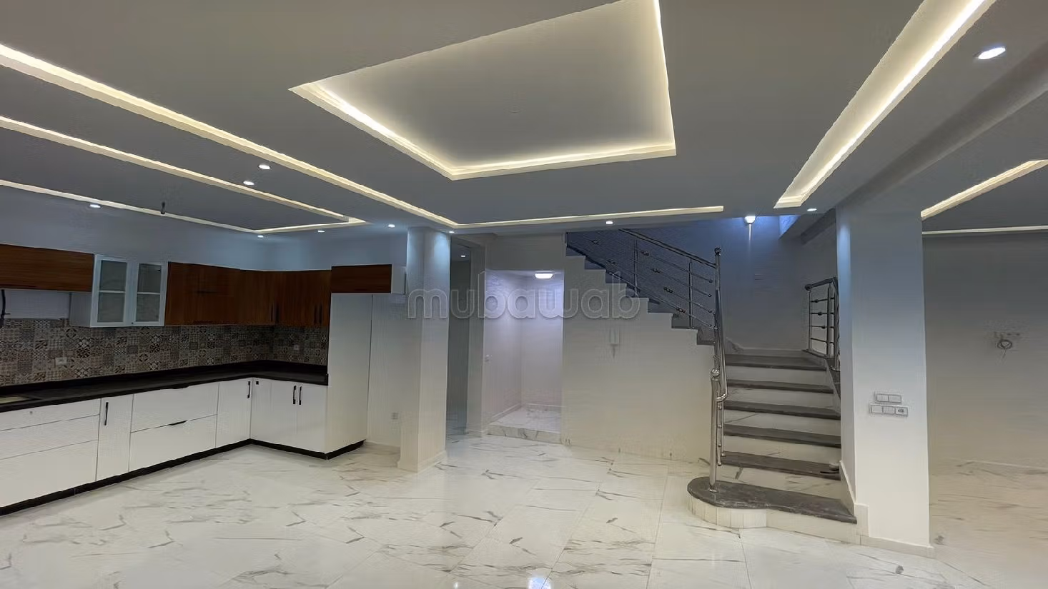 Luxury Villa for sale. 6 large living areas. Green areas, Balcony. 