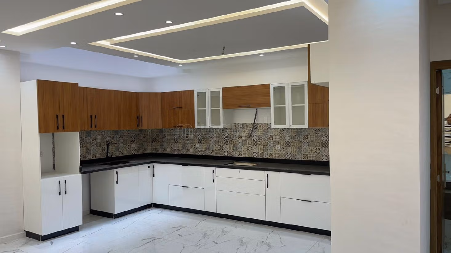 Luxury Villa for sale. 6 large living areas. Green areas, Balcony. 