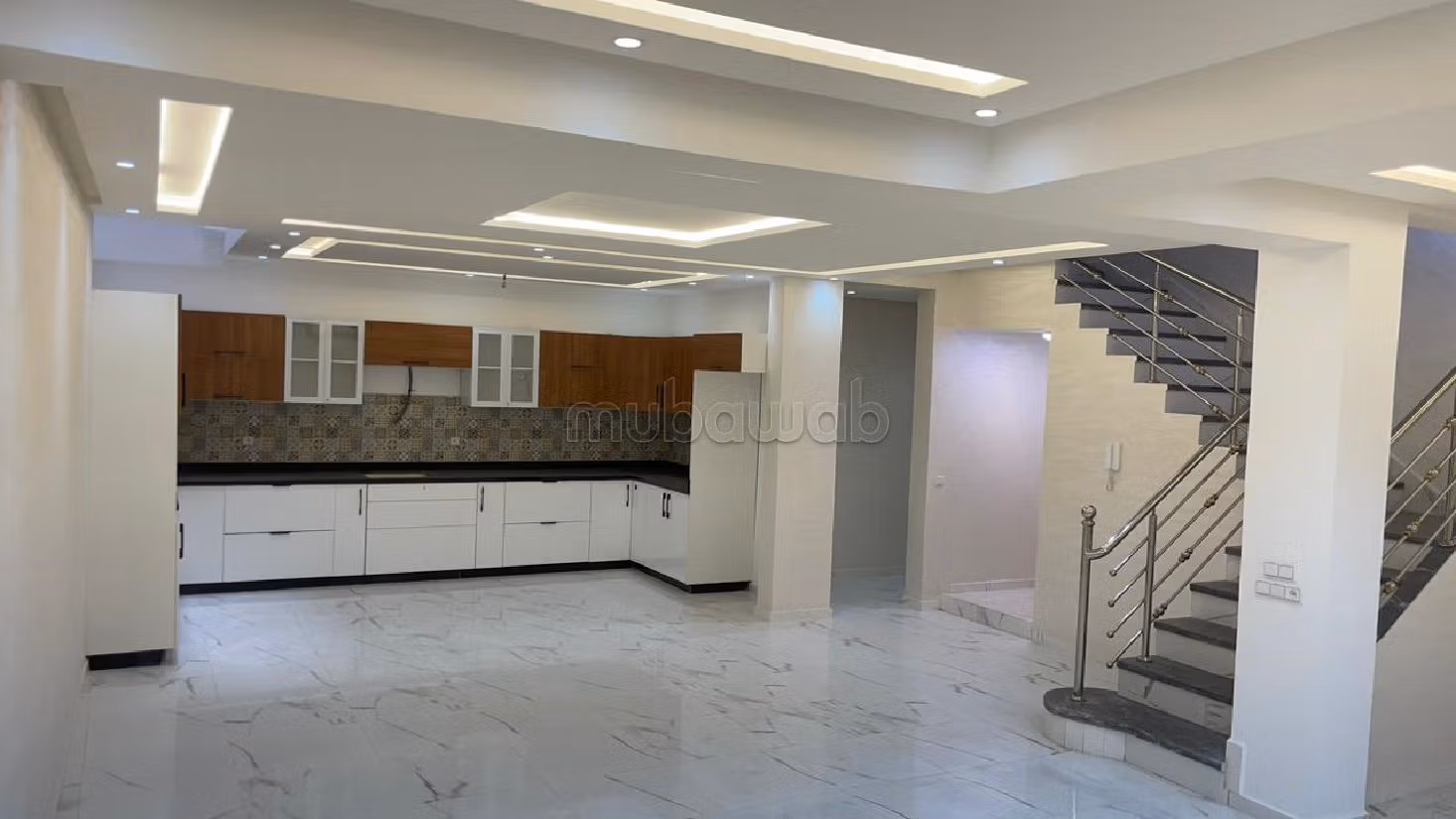 Luxury Villa for sale. 6 large living areas. Green areas, Balcony. 