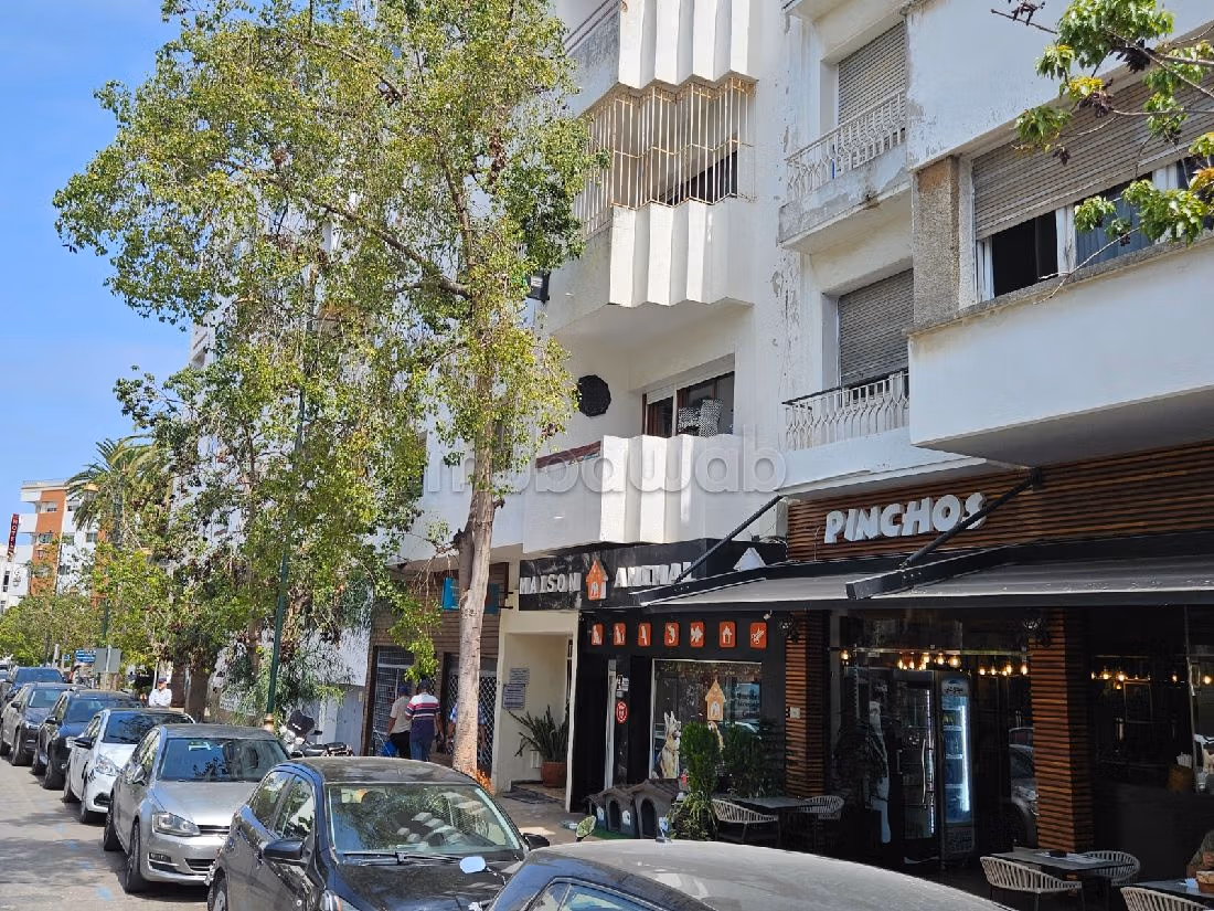 Offices & shops to rent in Quartier Administratif. Surface area 100 m²