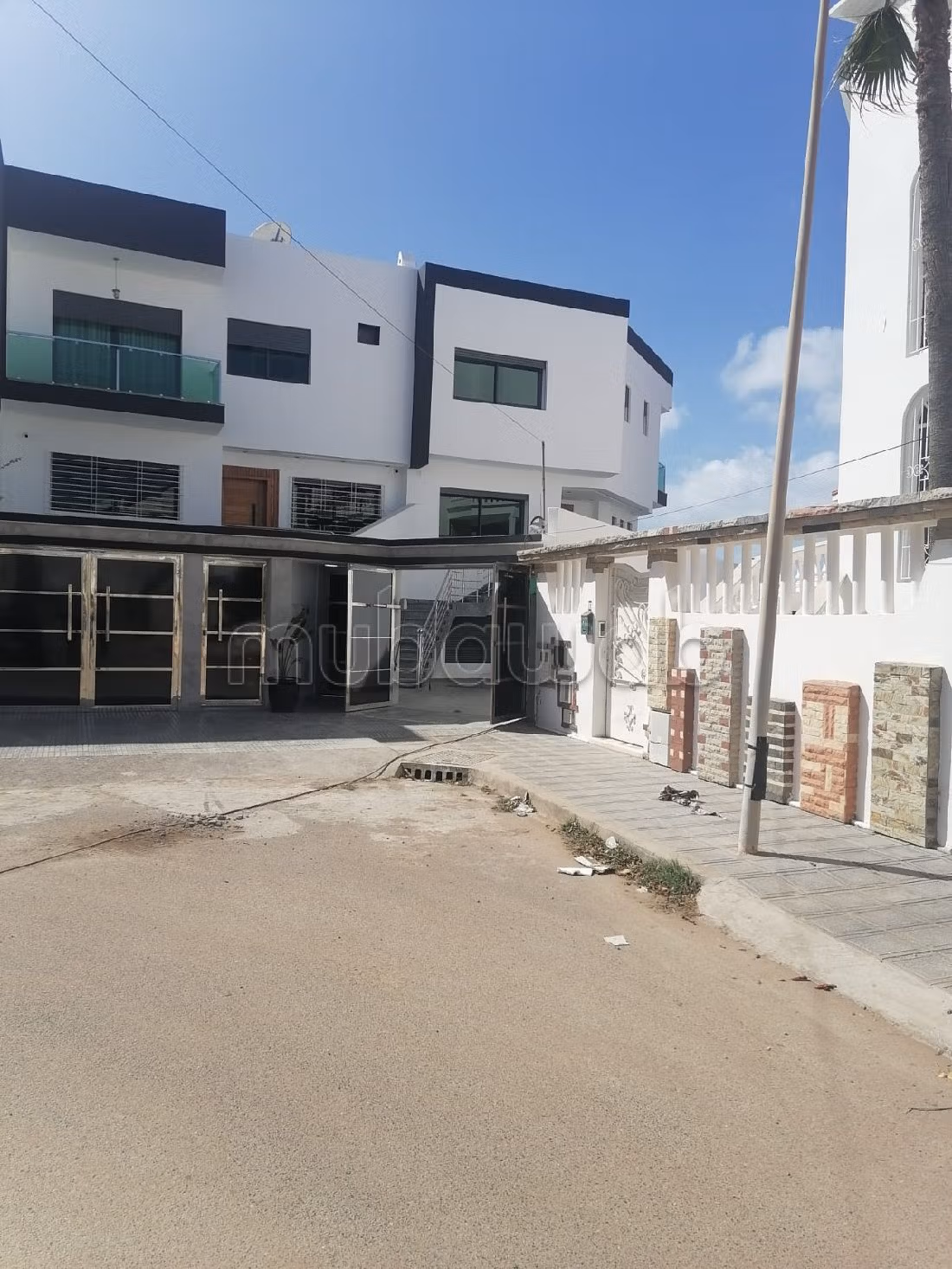 Magnífica villa en venta en Corniche. 9 habitaciones confortables. Piscina. 