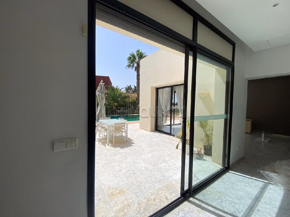 A louer villa plain pied semi meublée avec piscine