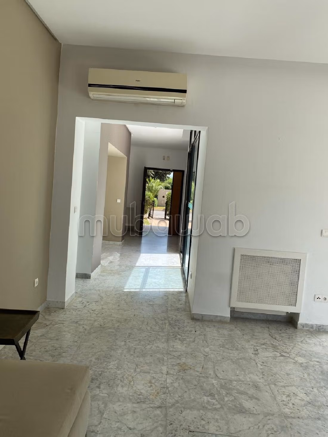A louer villa plain pied semi meublée avec piscine