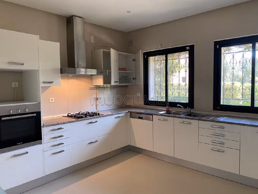 A louer villa plain pied semi meublée avec piscine