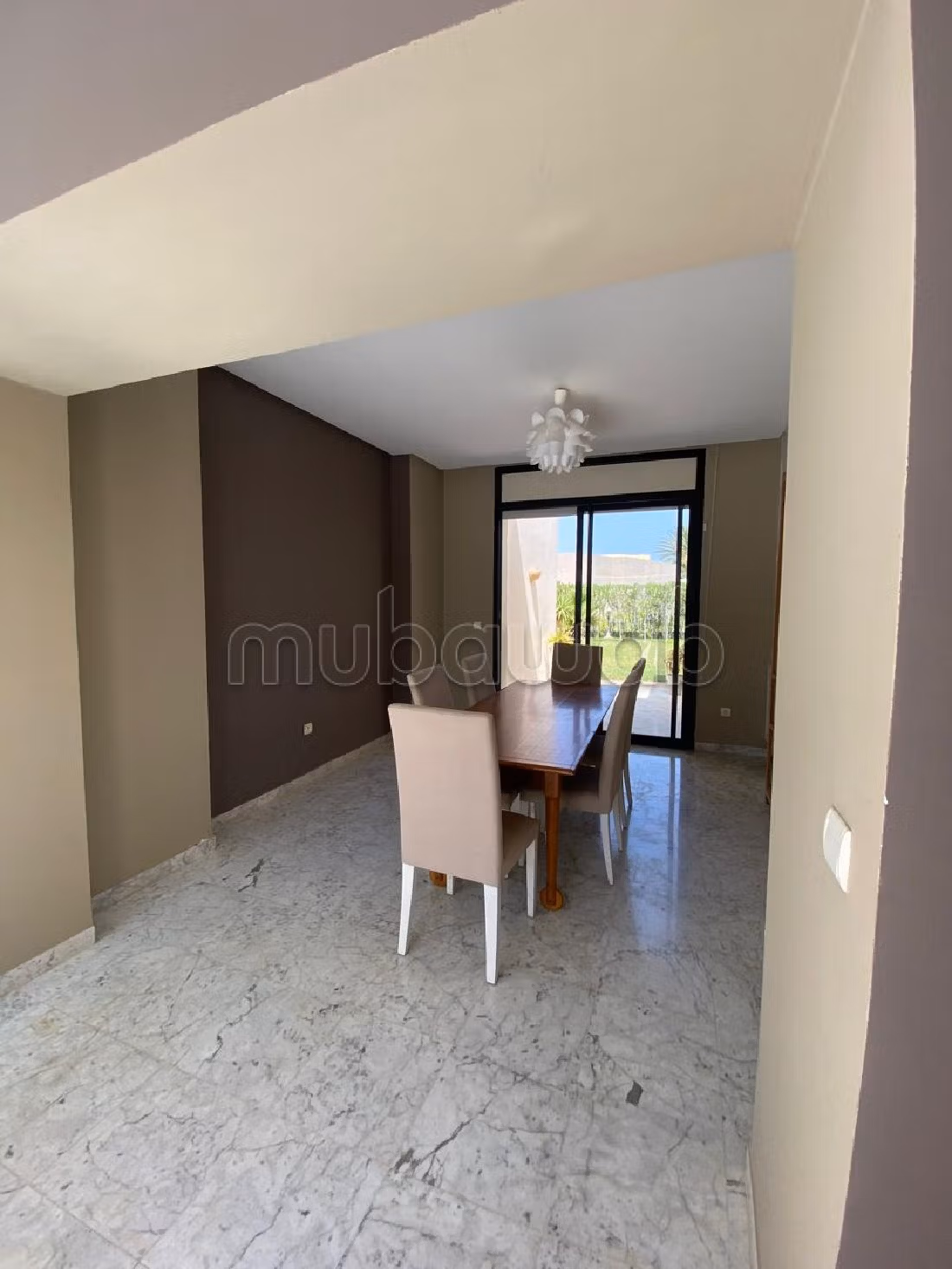 A louer villa plain pied semi meublée avec piscine