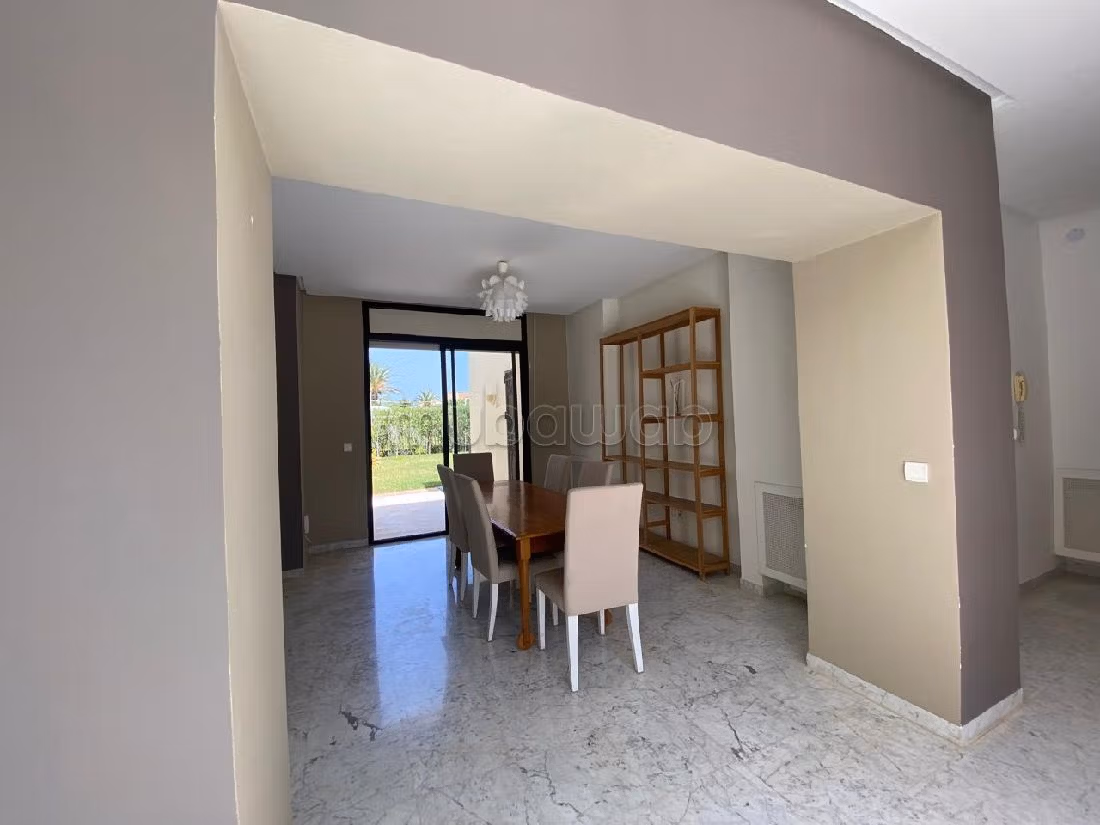 A louer villa plain pied semi meublée avec piscine