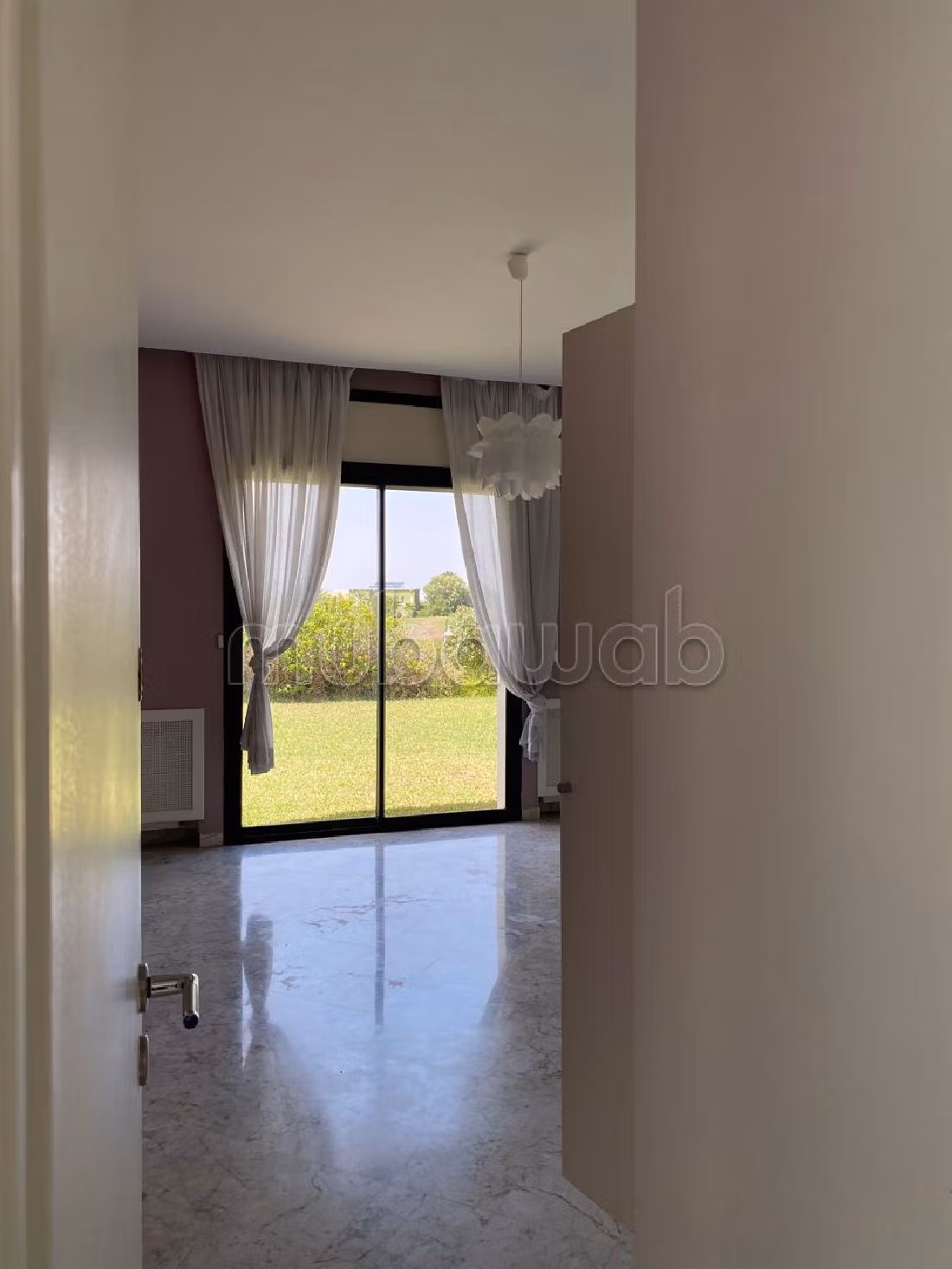 A louer villa plain pied semi meublée avec piscine