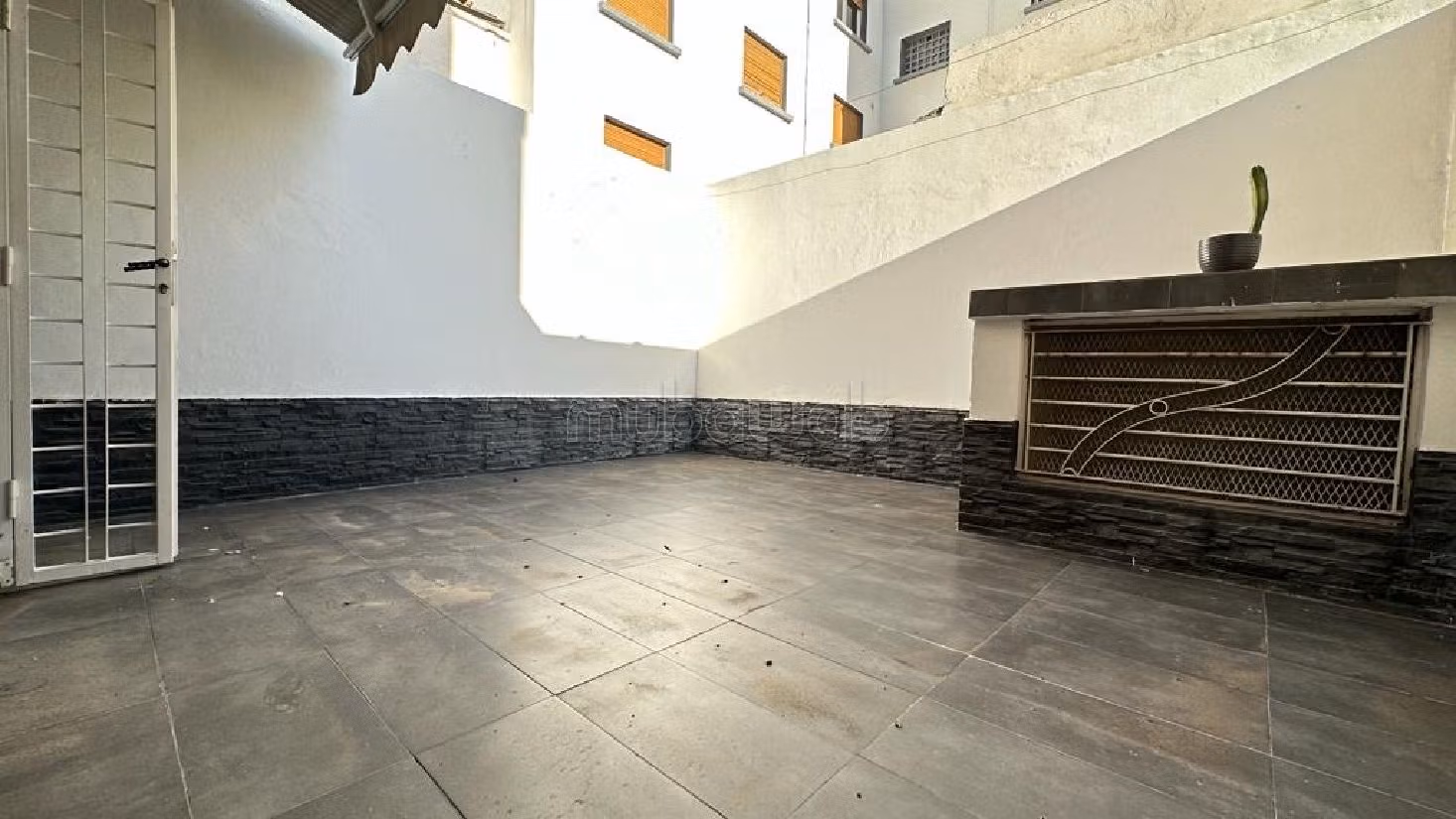 Bel appartement en location à Maârif Extension. Superficie 91 m². Meublé