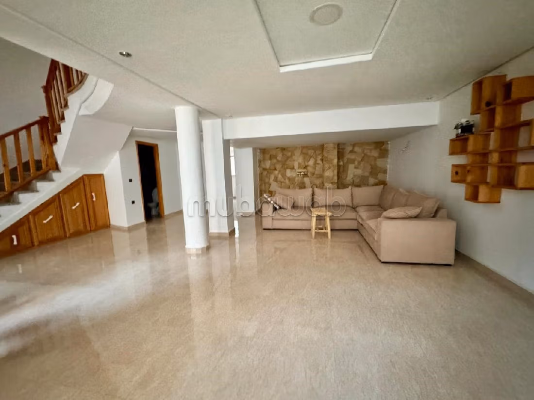 منزل فخم للبيع ب بيل إر - فال فلوري. المساحة الكلية 620 م². أماكن لوقوف السيارات وحديقة جميلة. 