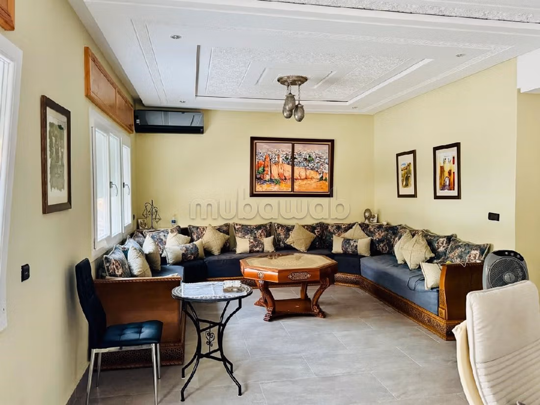 منزل فخم للبيع ب بيل إر - فال فلوري. المساحة الكلية 620 م². أماكن لوقوف السيارات وحديقة جميلة. 