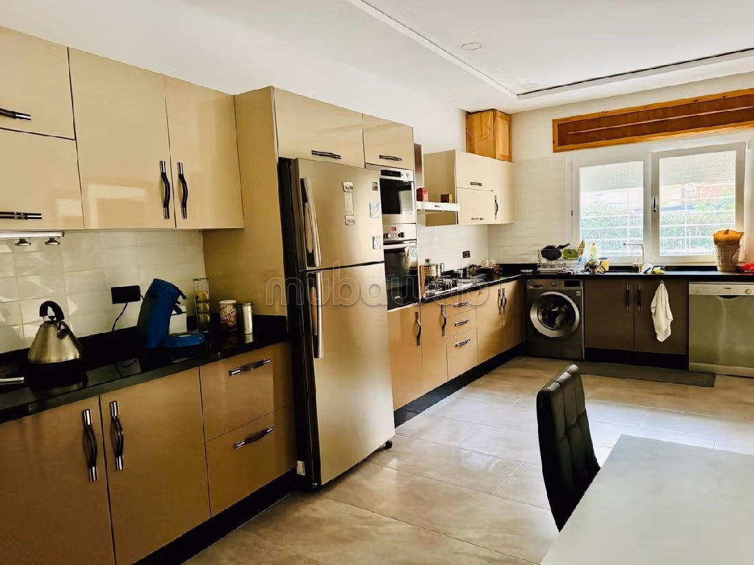 منزل فخم للبيع ب بيل إر - فال فلوري. المساحة الكلية 620 م². أماكن لوقوف السيارات وحديقة جميلة. 