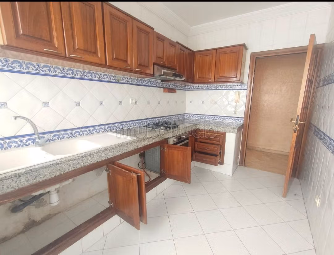 Apartment for rent in Racine. Area 120 m². Soundproofing, Secured door. 