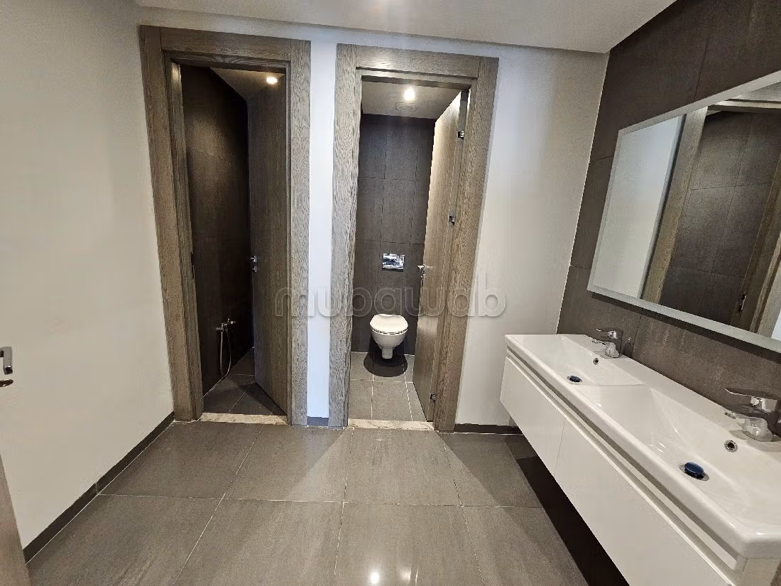 عقارت تجارية للكراء ب ضفاف البحيرة 2. المساحة 290 م². باب متين،إقامة محروسة. 