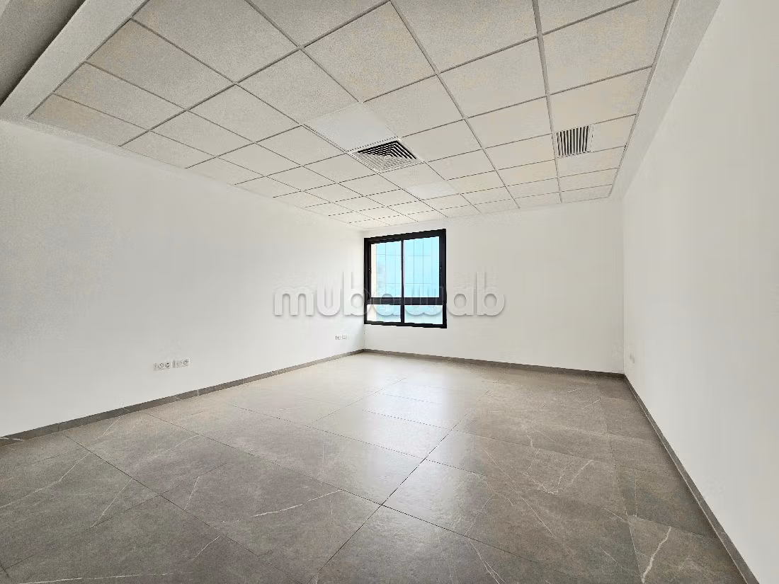 عقارت تجارية للكراء ب ضفاف البحيرة 2. المساحة 290 م². باب متين،إقامة محروسة. 