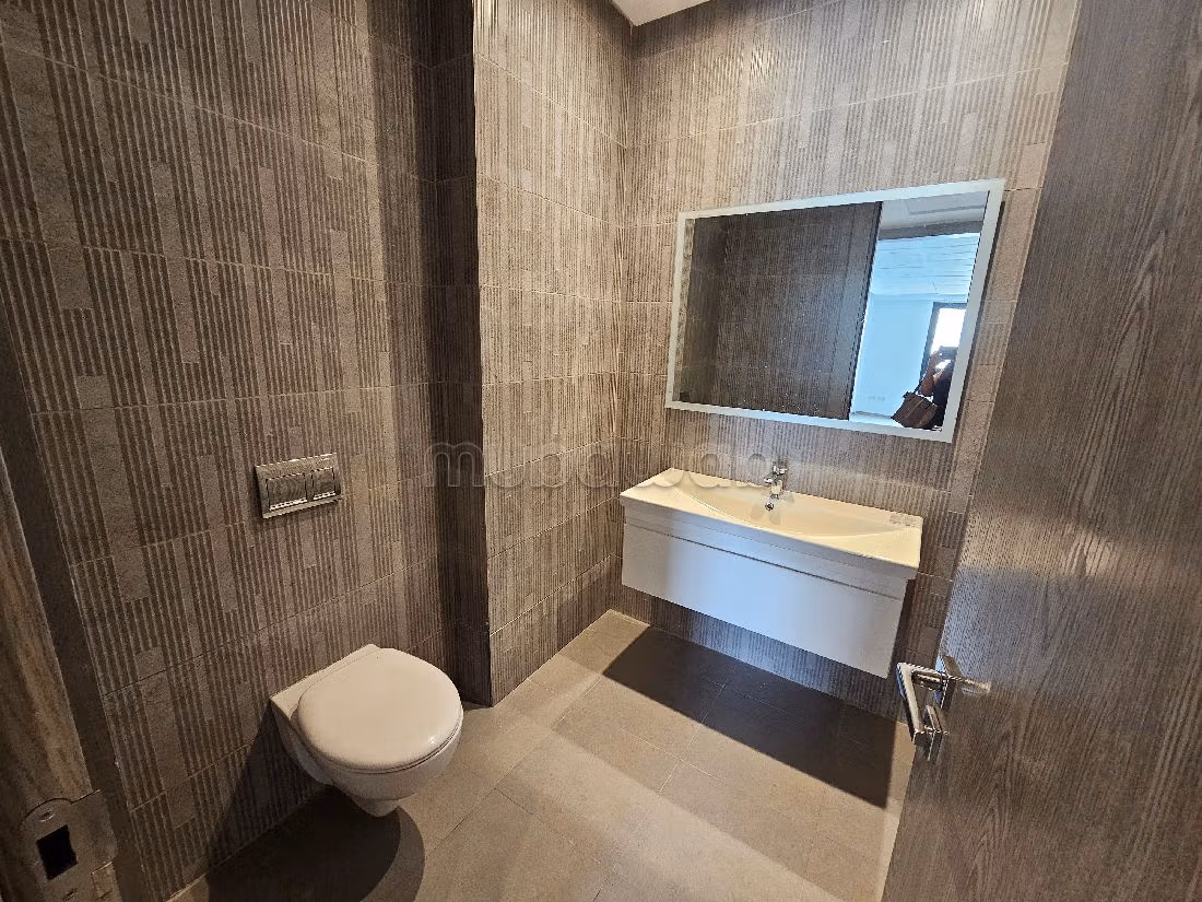 عقارت تجارية للكراء ب ضفاف البحيرة 2. المساحة 290 م². باب متين،إقامة محروسة. 