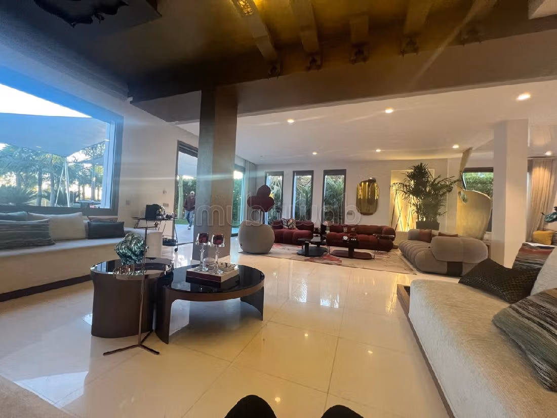 فيلا رائعة للبيع ب المدينة الخضراء. المساحة 710 م². الراحة مع مكيف الهواء و مدفأة. 