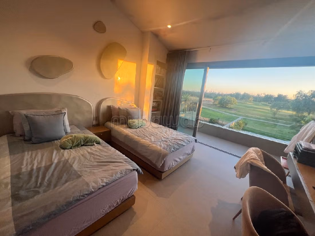 فيلا رائعة للبيع ب المدينة الخضراء. المساحة 710 م². الراحة مع مكيف الهواء و مدفأة. 