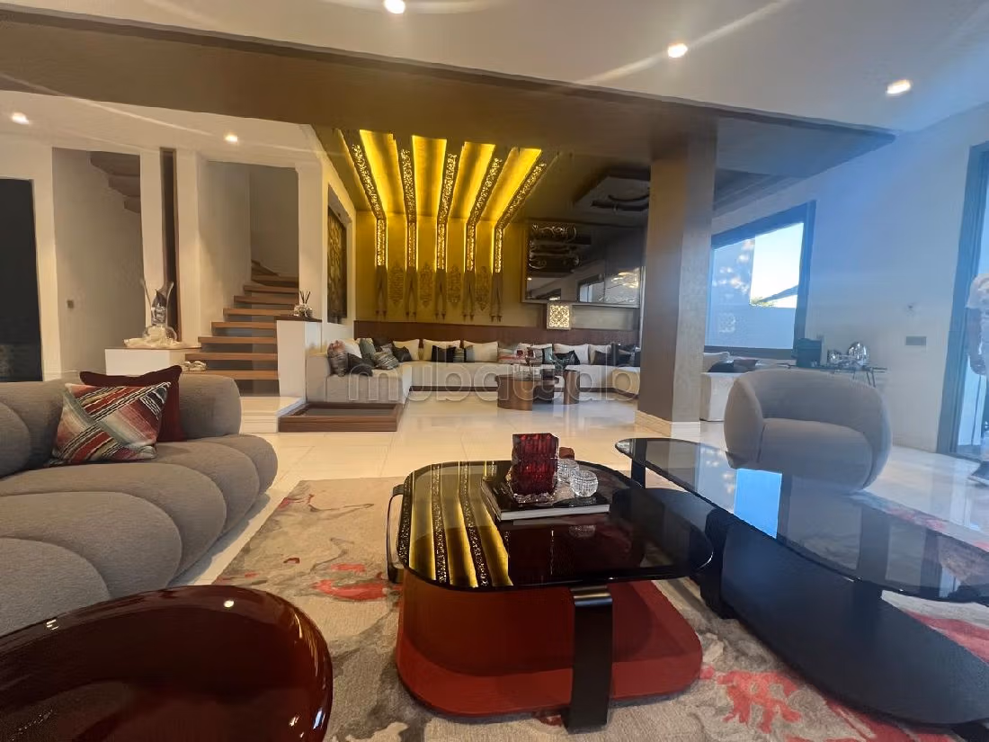 فيلا رائعة للبيع ب المدينة الخضراء. المساحة 710 م². الراحة مع مكيف الهواء و مدفأة. 