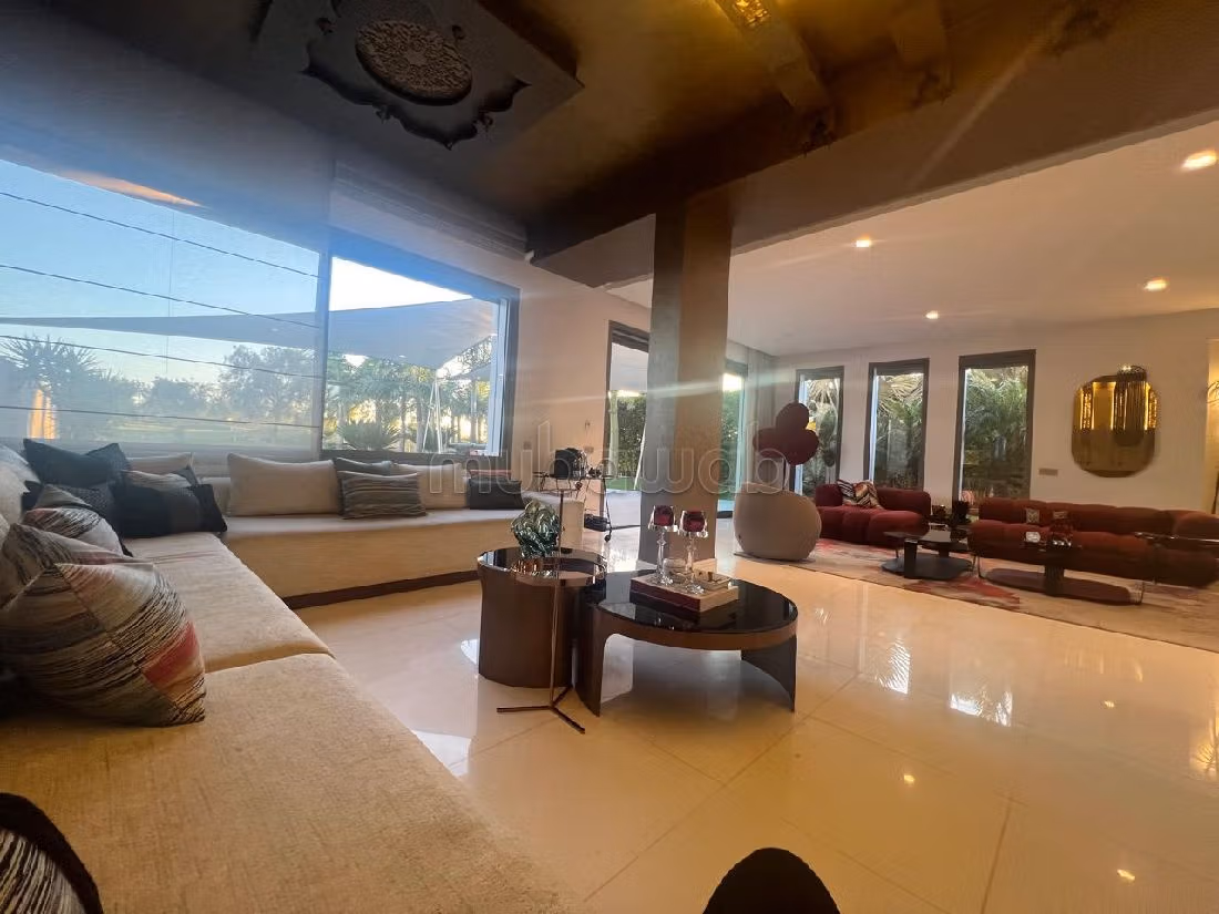 فيلا رائعة للبيع ب المدينة الخضراء. المساحة 710 م². الراحة مع مكيف الهواء و مدفأة. 