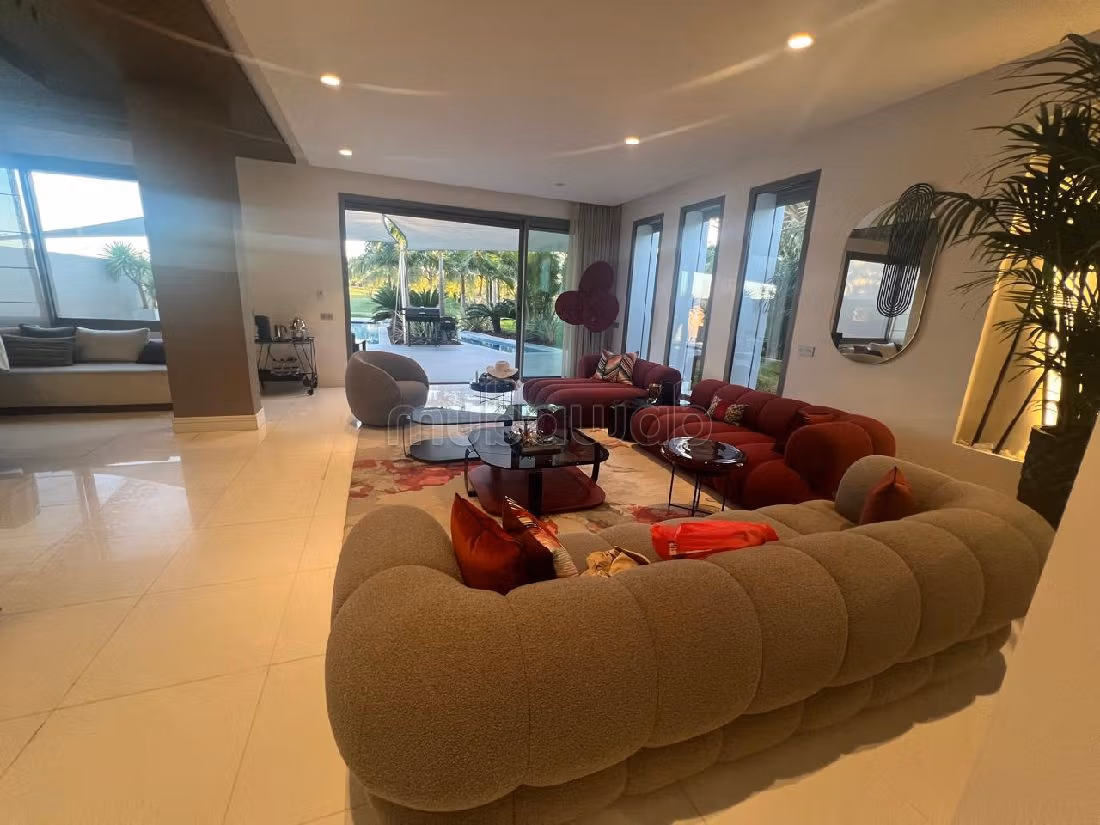 فيلا رائعة للبيع ب المدينة الخضراء. المساحة 710 م². الراحة مع مكيف الهواء و مدفأة. 