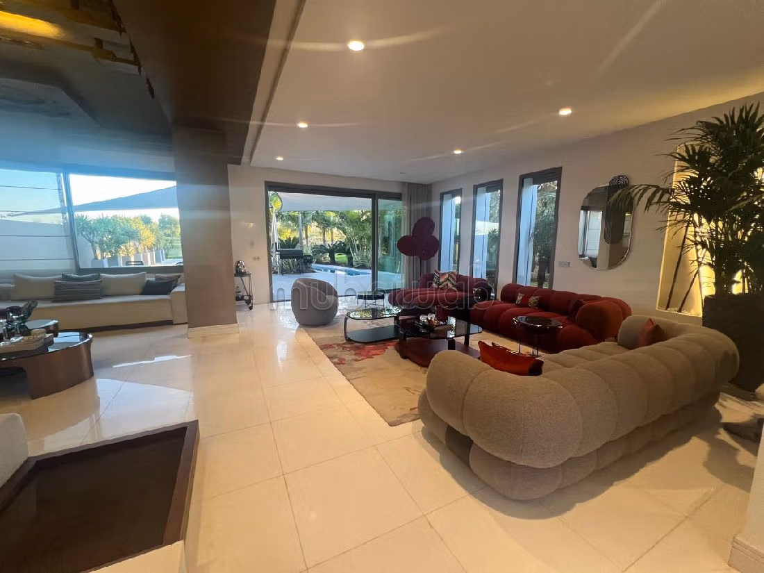 فيلا رائعة للبيع ب المدينة الخضراء. المساحة 710 م². الراحة مع مكيف الهواء و مدفأة. 