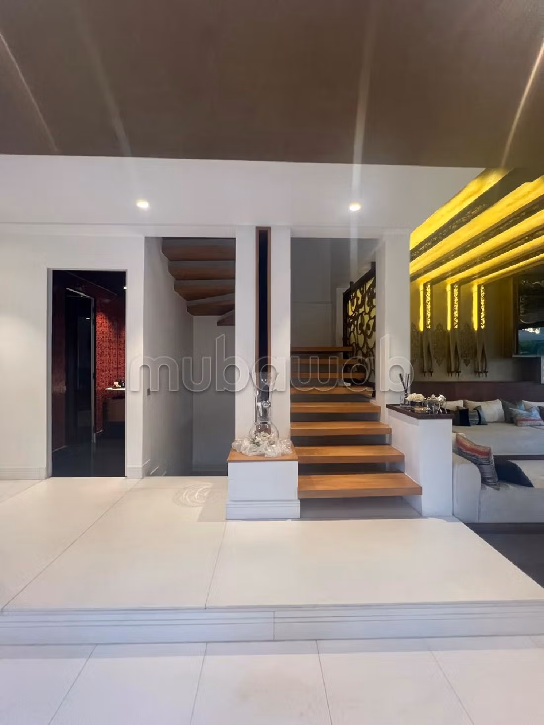 فيلا رائعة للبيع ب المدينة الخضراء. المساحة 710 م². الراحة مع مكيف الهواء و مدفأة. 