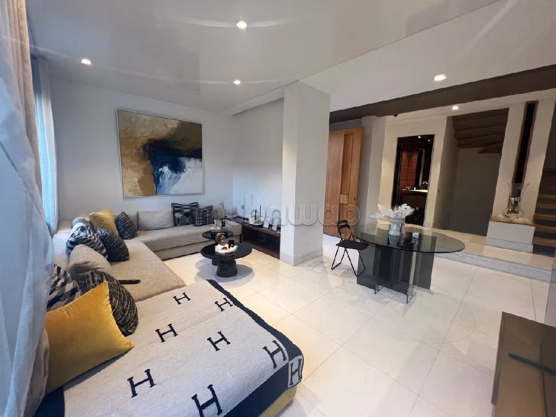 فيلا رائعة للبيع ب المدينة الخضراء. المساحة 710 م². الراحة مع مكيف الهواء و مدفأة. 