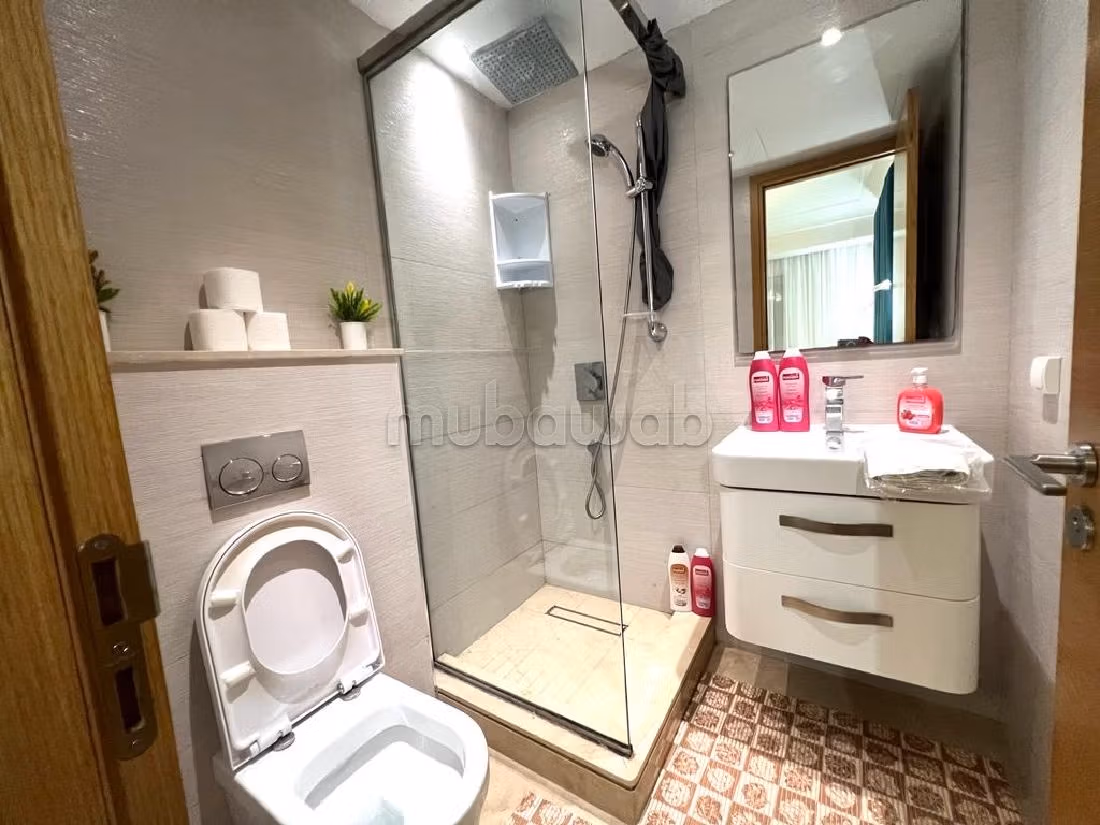 شقق للكراء ب الحي المالي للدار البيضاء. المساحة الإجمالية 60 م². صالة مغربية تقليدية وباب متين. 