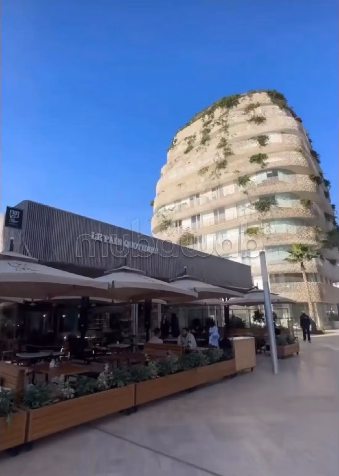 شقق للكراء ب الحي المالي للدار البيضاء. المساحة الإجمالية 60 م². صالة مغربية تقليدية وباب متين. 