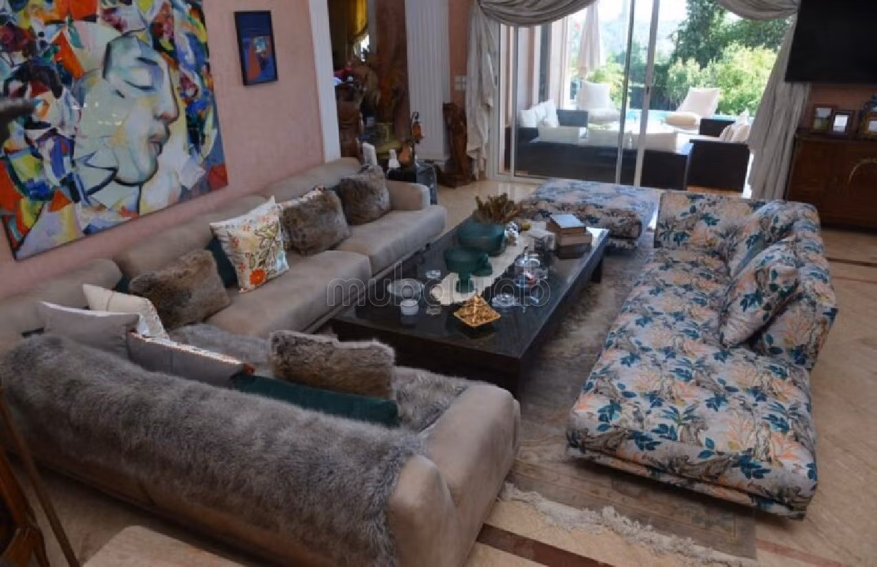 فيلا فخمة للايجار بطنجة. 3 غرف جميلة. المرآب والشرفة