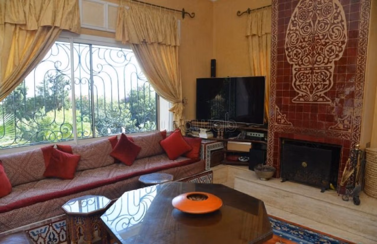 فيلا فخمة للايجار بطنجة. 3 غرف جميلة. المرآب والشرفة