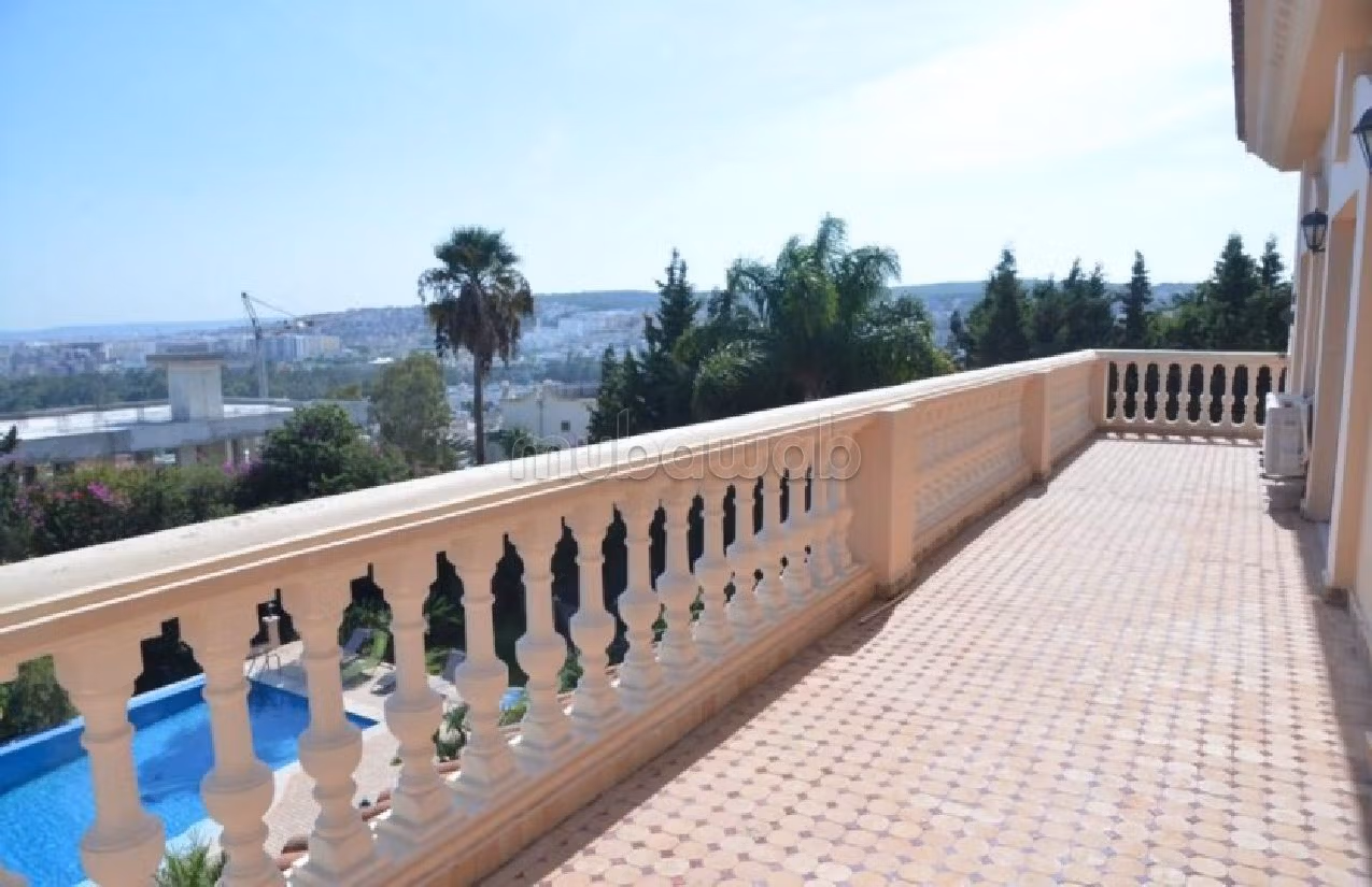 فيلا فخمة للايجار بطنجة. 3 غرف جميلة. المرآب والشرفة