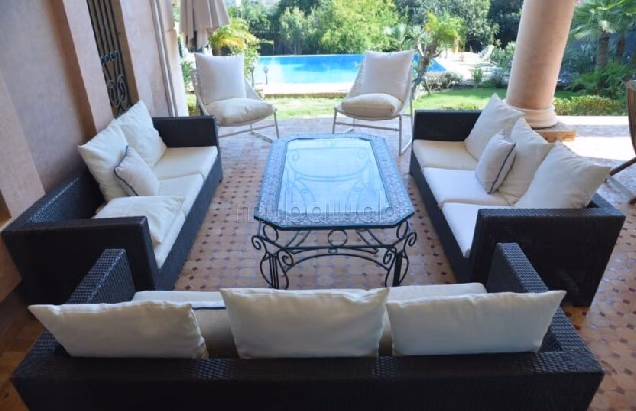 فيلا فخمة للايجار بطنجة. 3 غرف جميلة. المرآب والشرفة