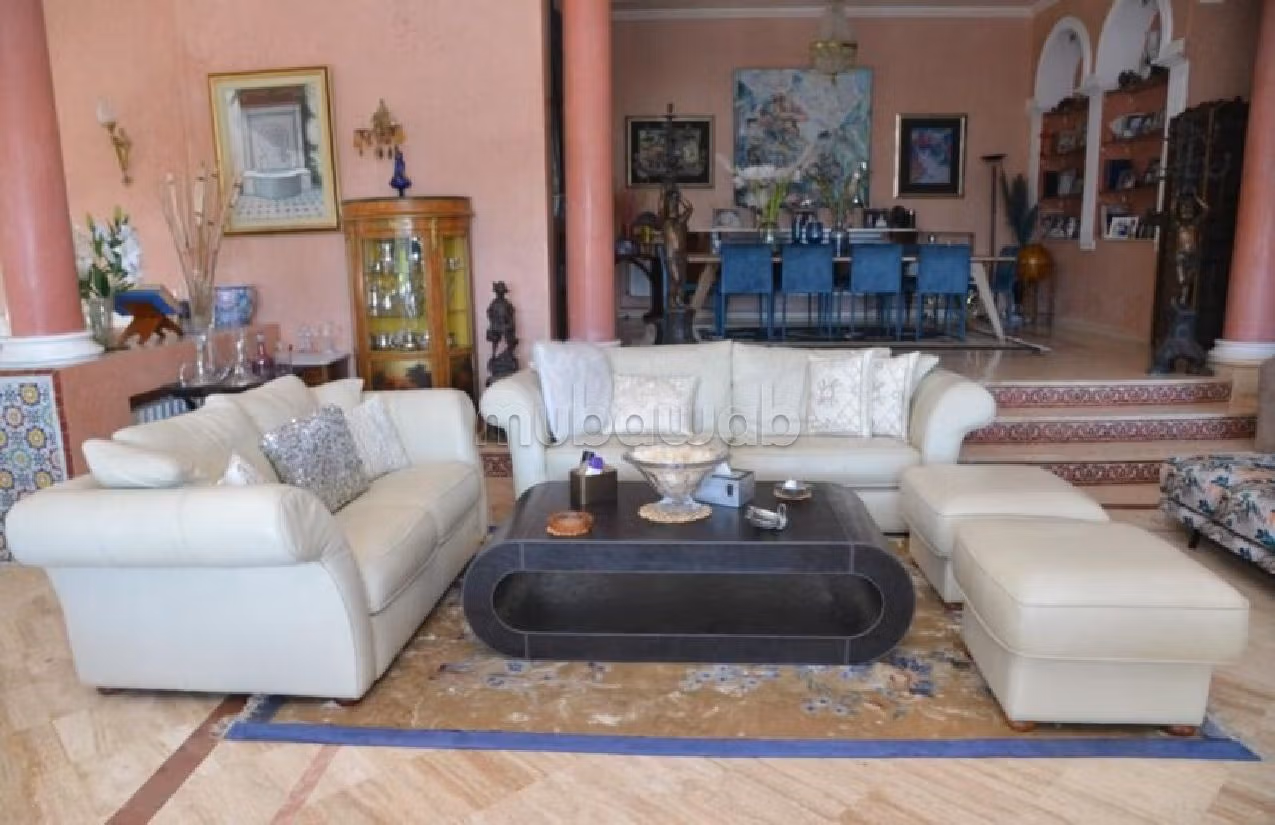 فيلا فخمة للايجار بطنجة. 3 غرف جميلة. المرآب والشرفة