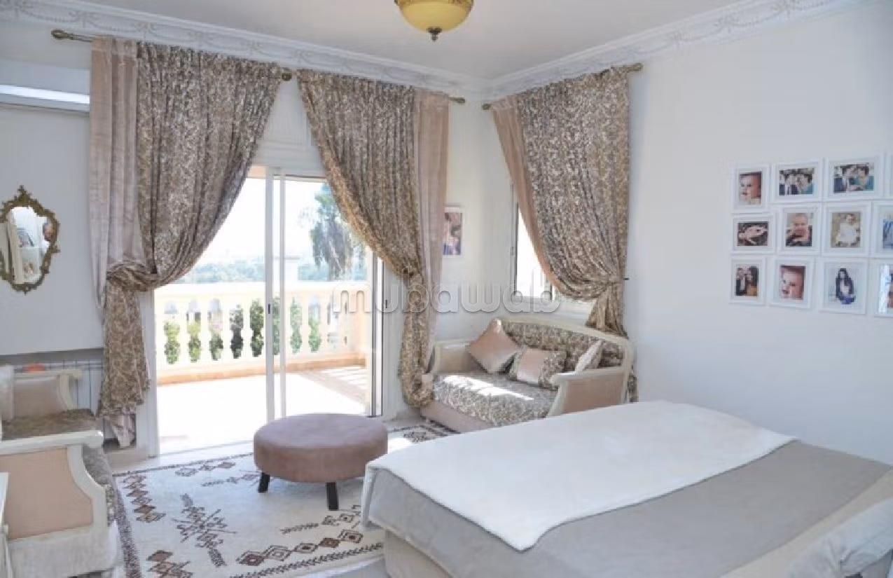 فيلا فخمة للايجار بطنجة. 3 غرف جميلة. المرآب والشرفة