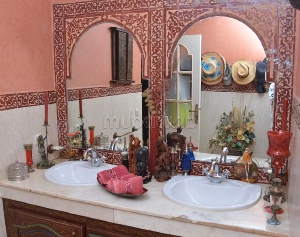 فيلا فخمة للايجار بطنجة. 3 غرف جميلة. المرآب والشرفة