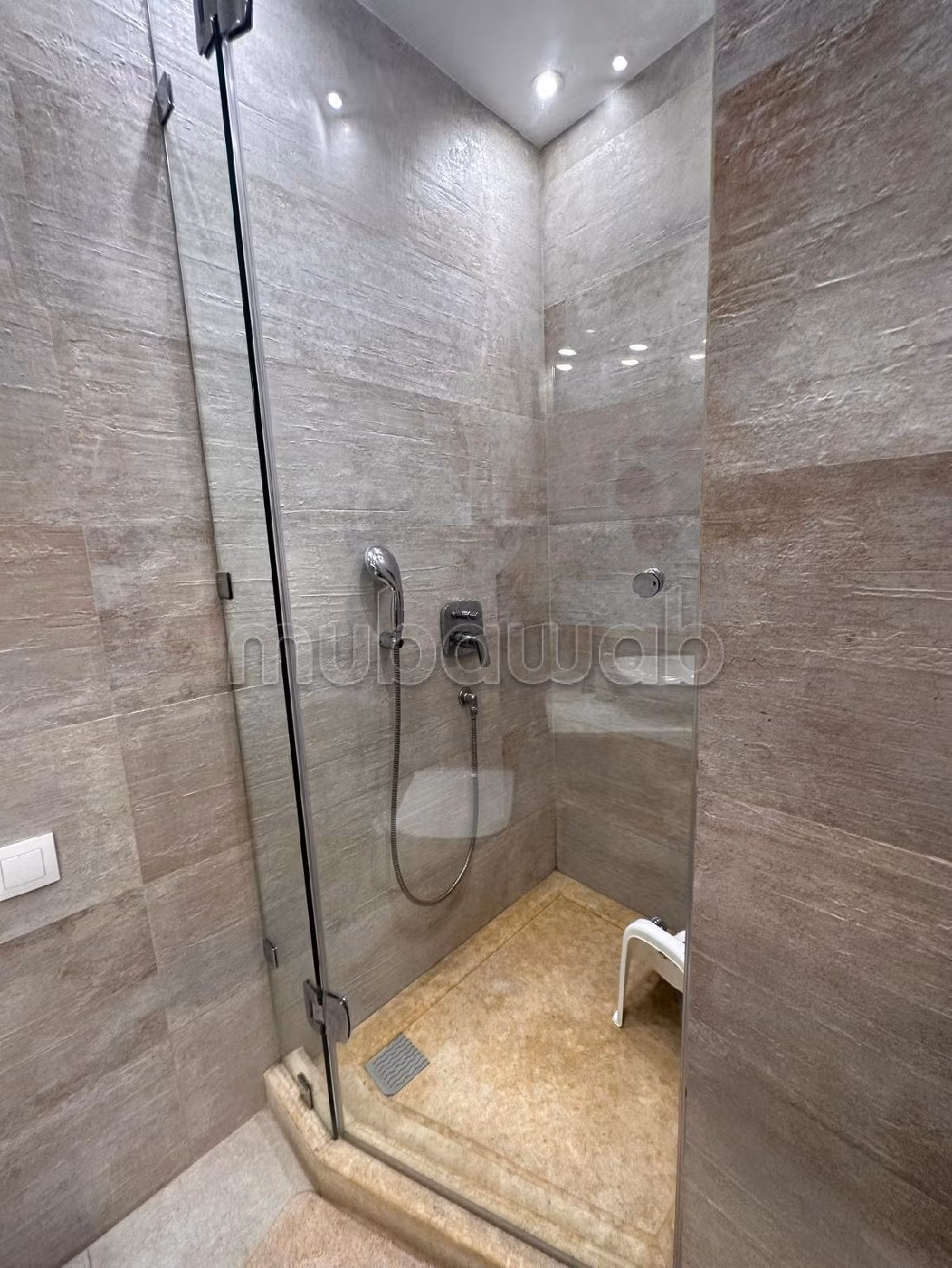 بيع عقار بوسط المدينة. المساحة الكلية 180 م². 