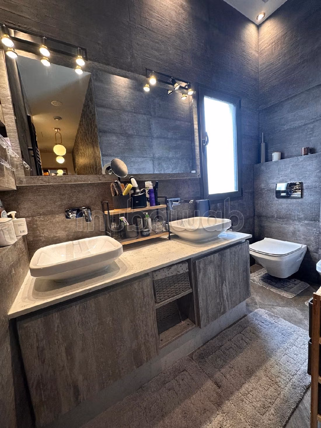 بيع عقار بوسط المدينة. المساحة الكلية 180 م². 