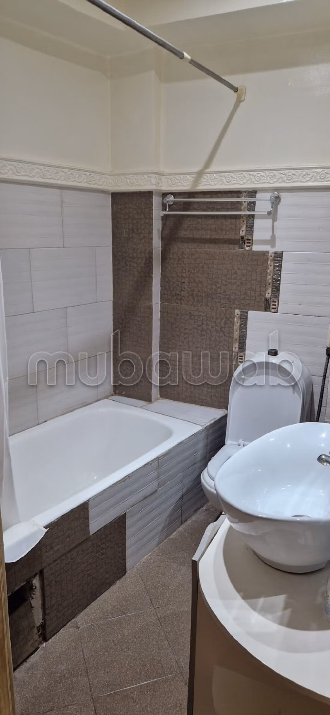 شقة للكراء بفال فلوري. 3 قطع. صالة أصيلة ، طبق الأقمار الصناعية. 