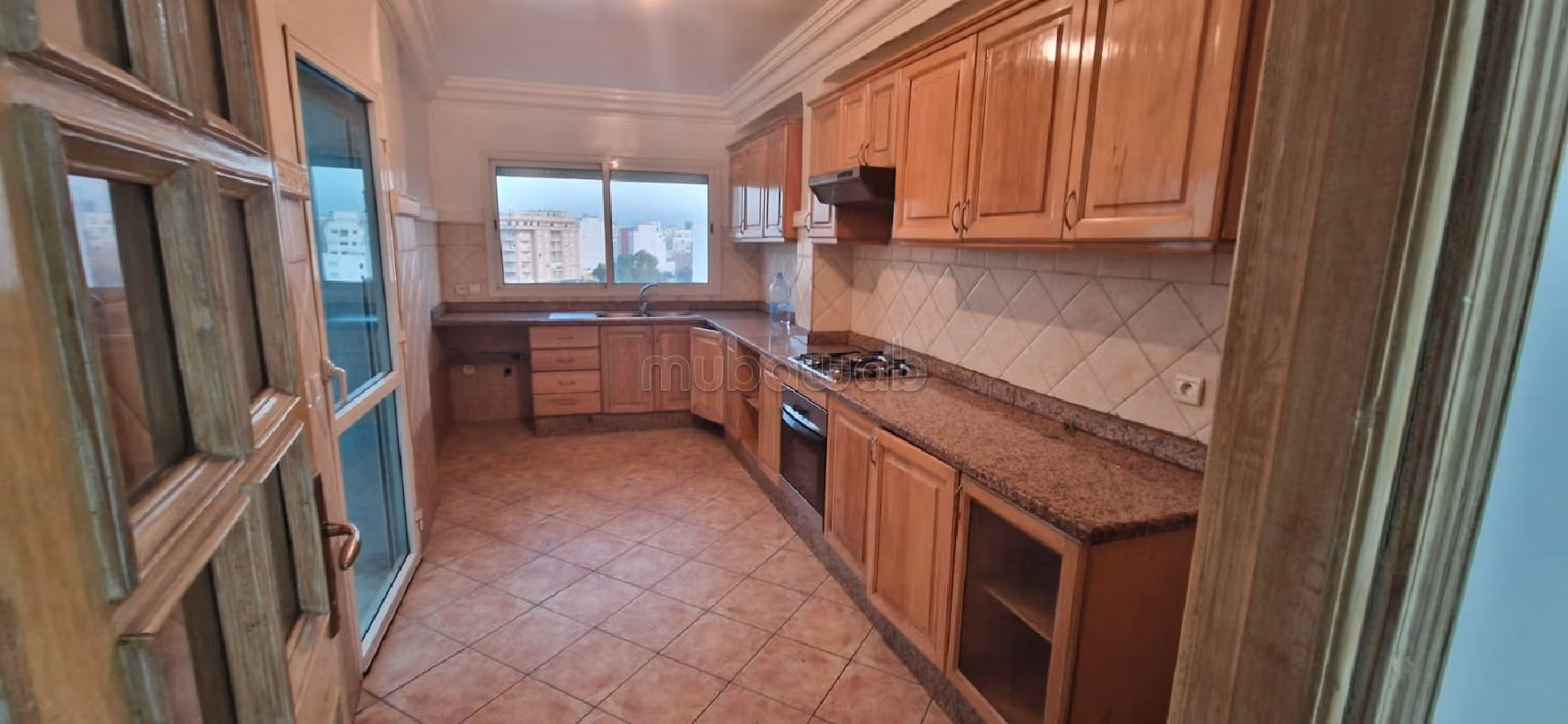 شقة للكراء بفال فلوري. 3 قطع. صالة أصيلة ، طبق الأقمار الصناعية. 