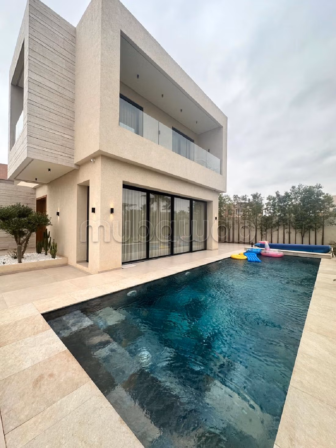 Splendid villa for sale in Route de Ouarzazate. 6 large living areas. Well decorated. 