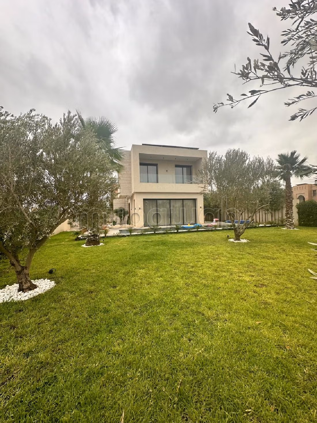 Splendid villa for sale in Route de Ouarzazate. 6 large living areas. Well decorated. 