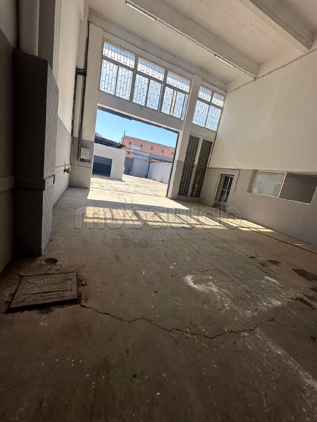 Offices & shops to rent in Aïn Sebaâ. Area of 2500 m². Caretaker service